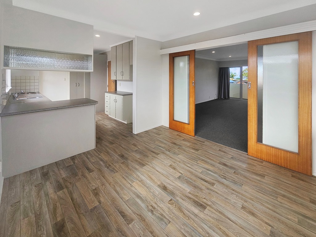 ONE TREE HILL  Moana Avenue 3 bedroom recently decorated with double lock up garage photo