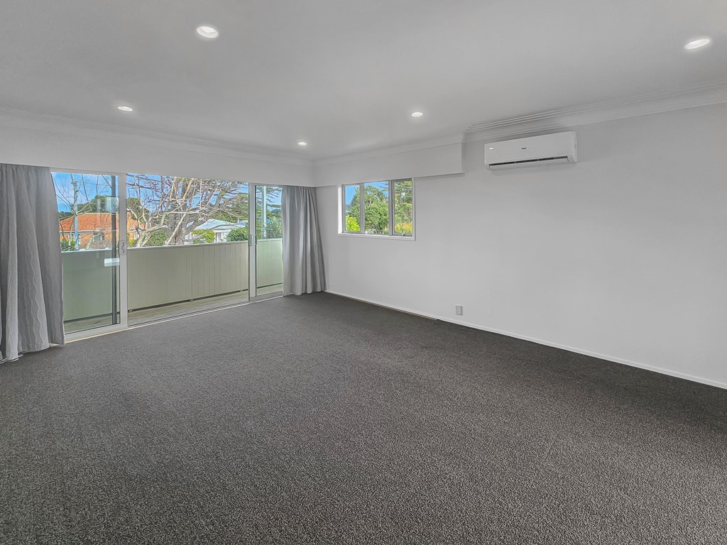 ONE TREE HILL  Moana Avenue 3 bedroom recently decorated with double lock up garage photo