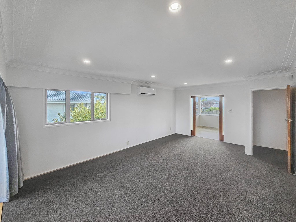 ONE TREE HILL  Moana Avenue 3 bedroom recently decorated with double lock up garage photo