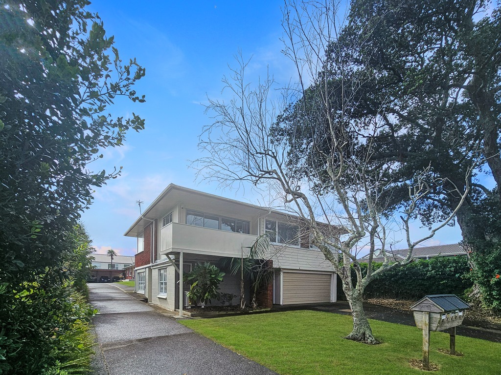 ONE TREE HILL  Moana Avenue 3 bedroom recently decorated with double lock up garage photo