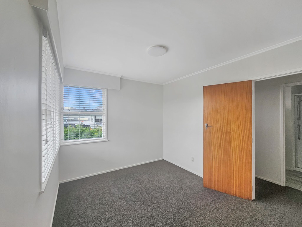 ONE TREE HILL  Moana Avenue 3 bedroom recently decorated with double lock up garage photo