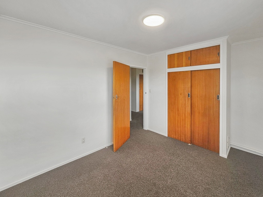ONE TREE HILL  Moana Avenue 3 bedroom recently decorated with double lock up garage photo