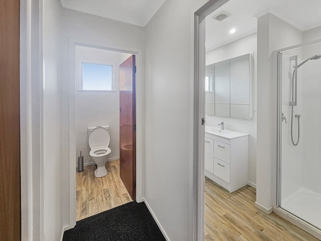 ONE TREE HILL  Moana Avenue 3 bedroom recently decorated with double lock up garage photo