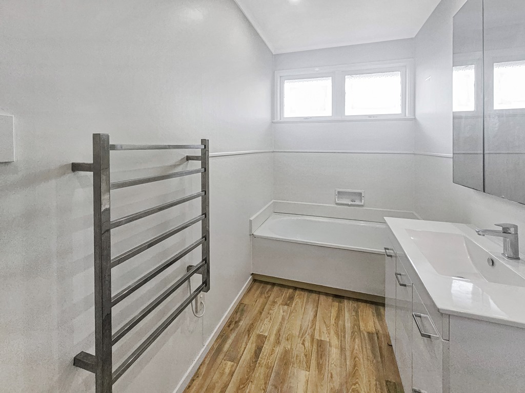 ONE TREE HILL  Moana Avenue 3 bedroom recently decorated with double lock up garage photo