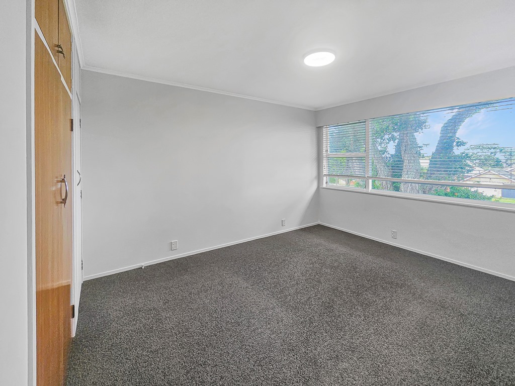 ONE TREE HILL  Moana Avenue 3 bedroom recently decorated with double lock up garage photo