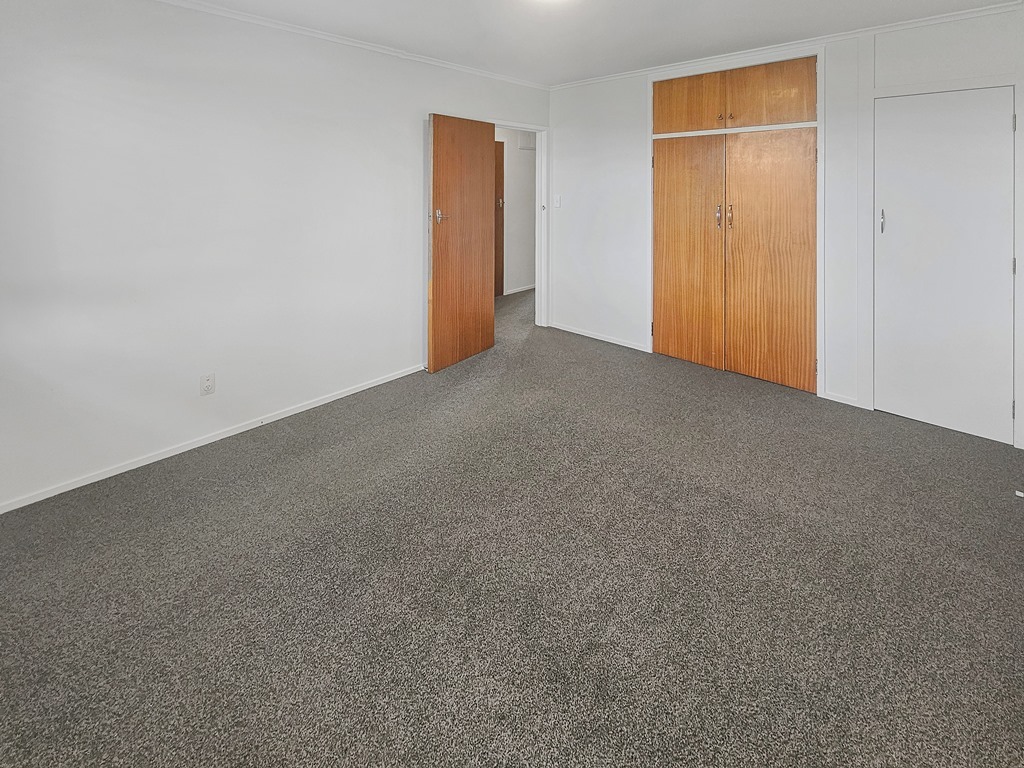 ONE TREE HILL  Moana Avenue 3 bedroom recently decorated with double lock up garage photo