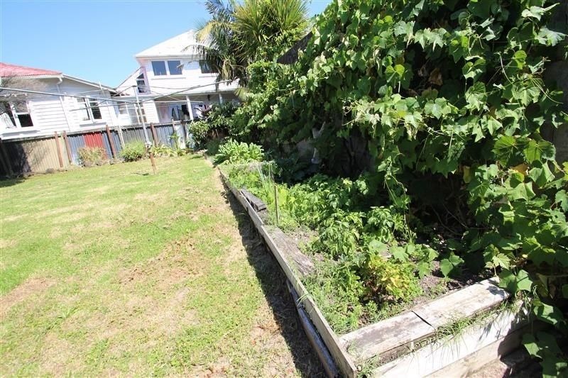 Sunny Grey Lynn 4-Bedroom Home on Fisherton Street photo