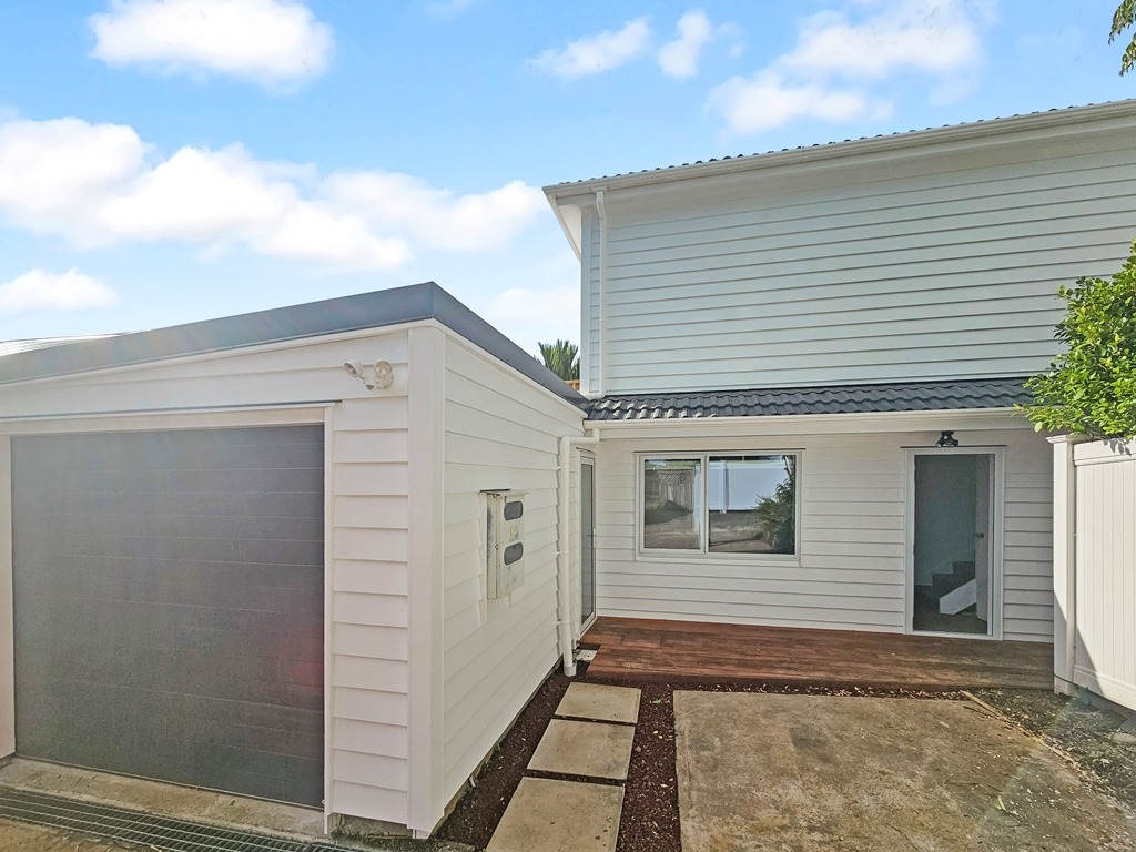 MEADOWBANK:   Meadowbank Road  Three Bed Townhouse in this sought after location  photo