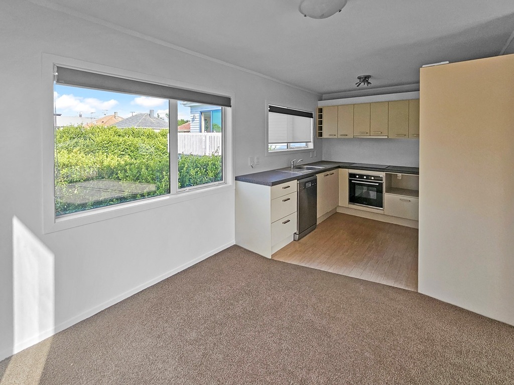 MEADOWBANK:   Meadowbank Road  Three Bed Townhouse in this sought after location  photo