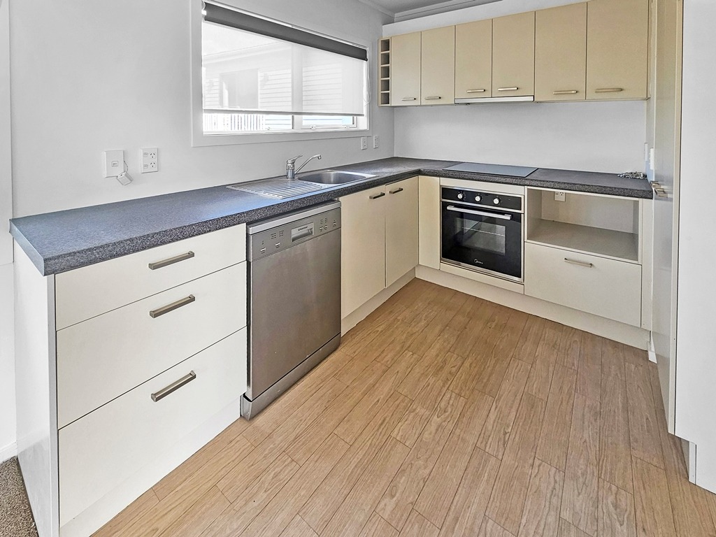 MEADOWBANK:   Meadowbank Road  Three Bed Townhouse in this sought after location  photo