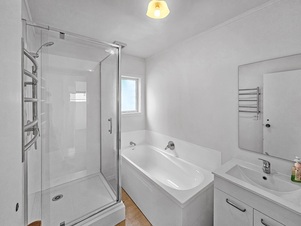 MEADOWBANK:   Meadowbank Road  Three Bed Townhouse in this sought after location  photo