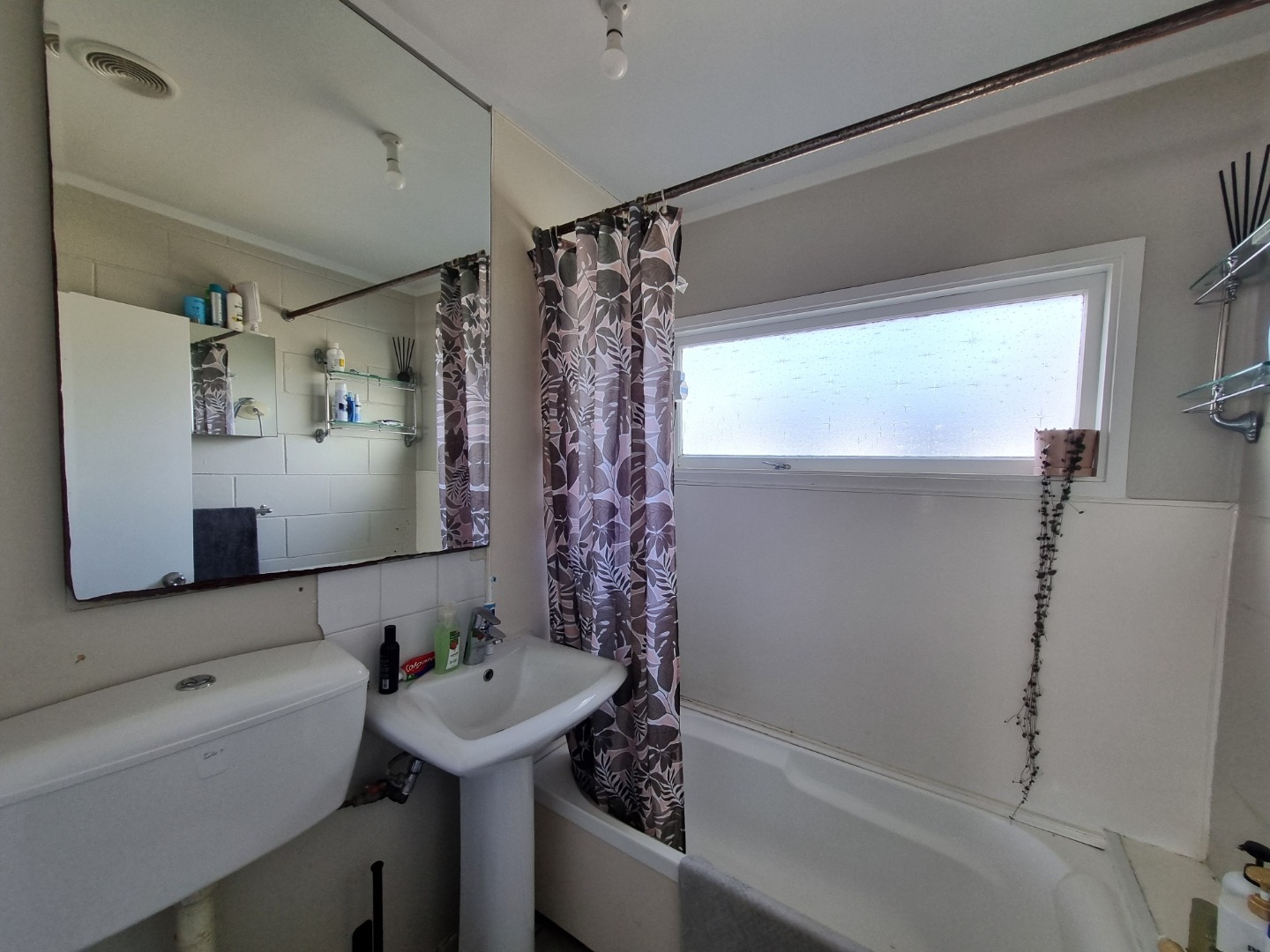 Tidy 2-level 2 bedroom unit photo