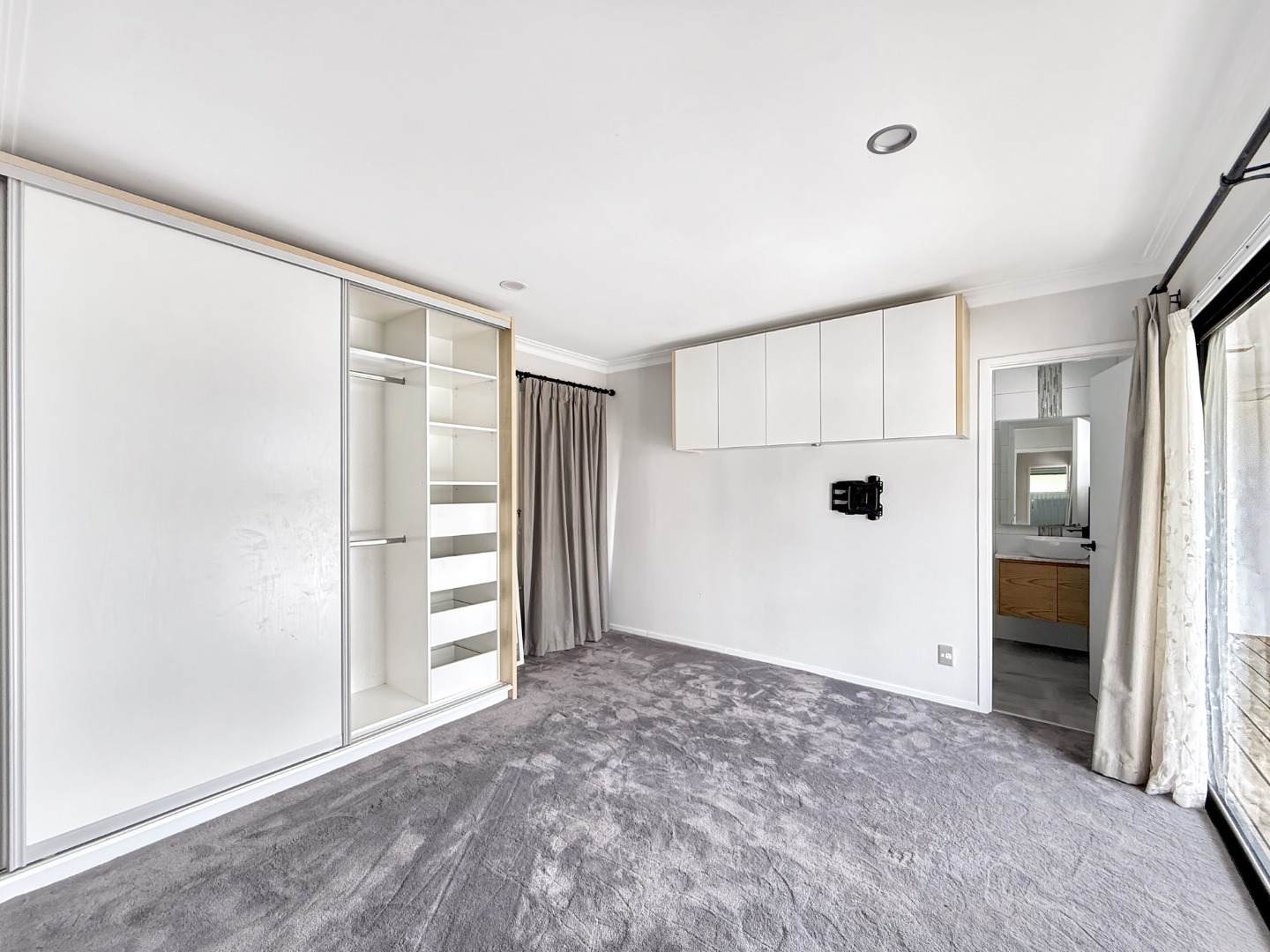 Spacious & Private Family Home in Hillcrest – 3 Bedrooms + Study + 3 Bathrooms photo