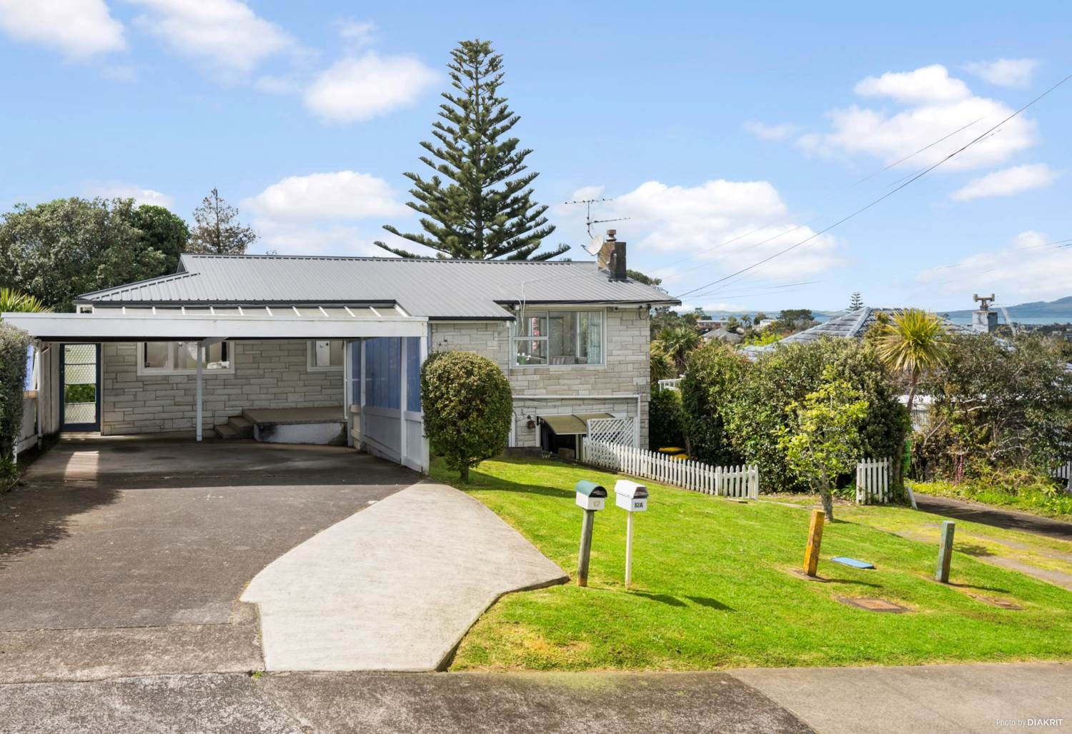 Spacious 4 Bedroom Family Home in Browns Bay – Separate Upstairs Living photo