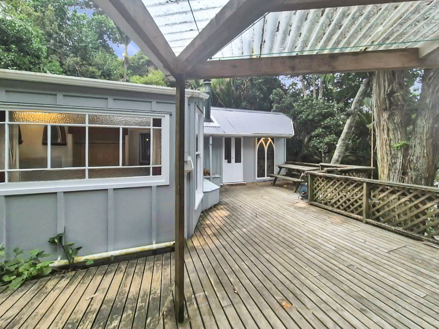 Tranquil Bush Retreat by the Estuary – Character Cottage + Studio $550 p/w photo
